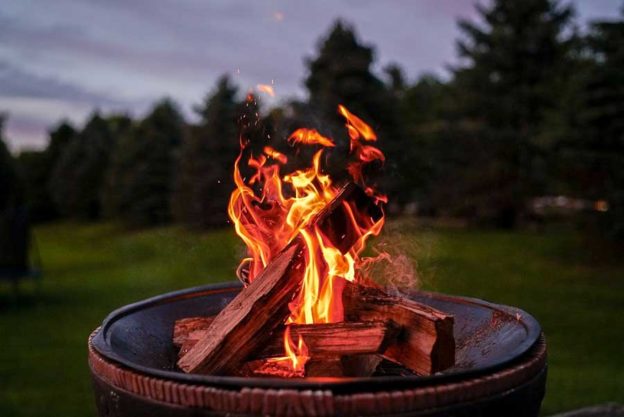 The Benefits of Using a Propane Fire Pit vs. A Wood Fire Pit